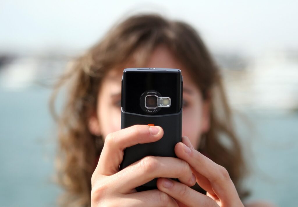 can-someone-see-you-through-your-phone-camera-a-comprehensive-guide-to